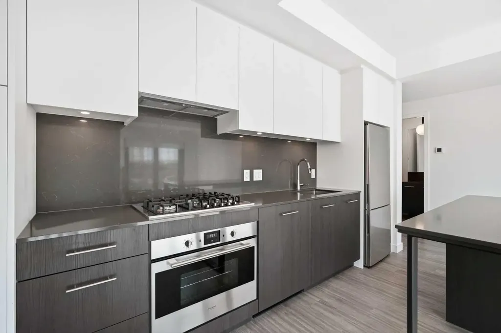 730 2 Avenue SW Calgary AB T2P 1R8