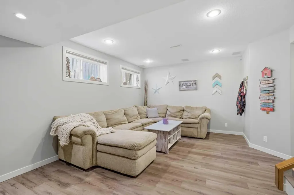 8 Fir Close Sylvan Lake AB T4S 2H9