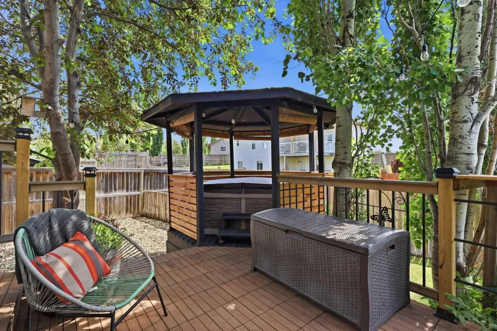 8 Fir Close Sylvan Lake AB T4S 2H9