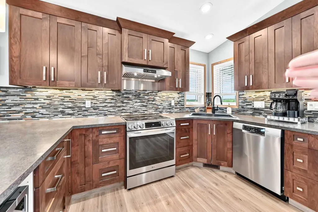 6368 58 Avenue Innisfail AB T4G 0A1
