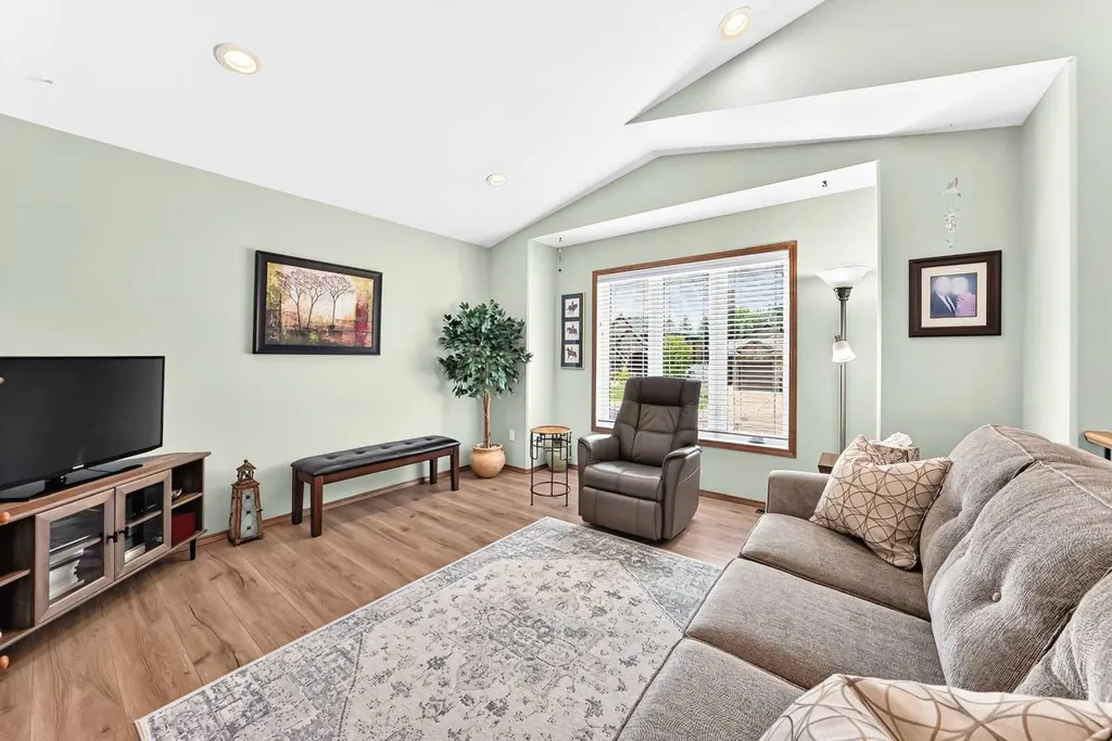 6368 58 Avenue Innisfail AB T4G 0A1