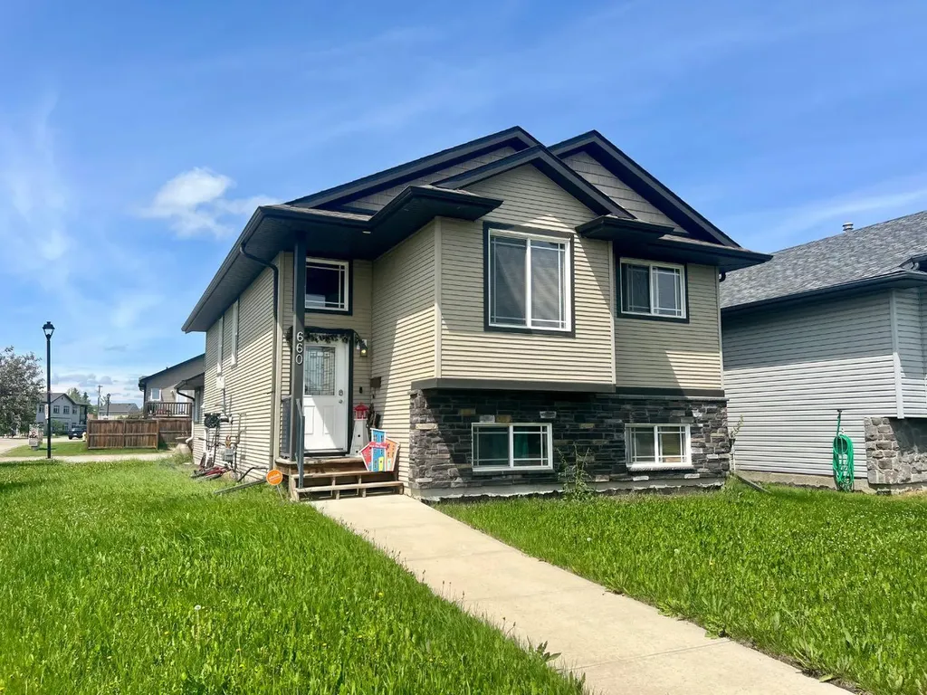 660 Red Oak Close Rural Red Deer County AB T4S0B5