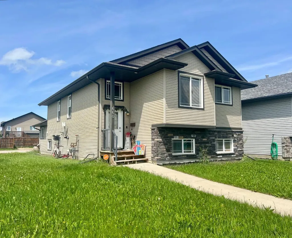 660 Red Oak Close Rural Red Deer County AB T4S0B5