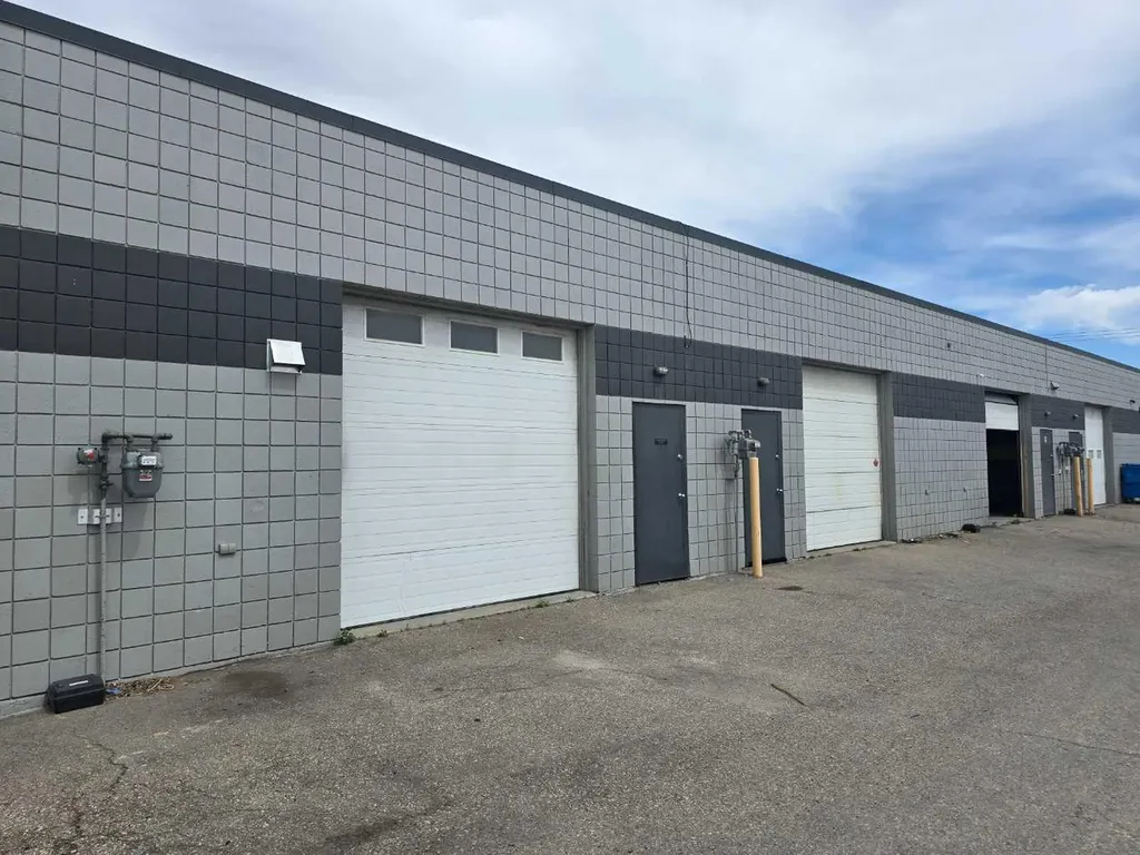 1247 36 Avenue NE Calgary AB T2E6N6