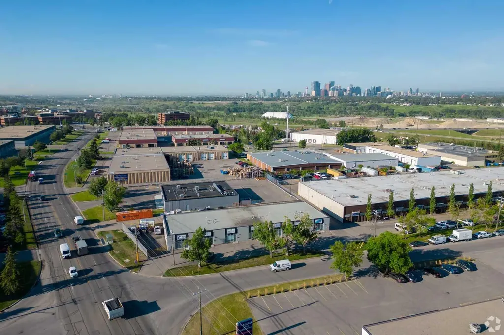 1247 36 Avenue NE Calgary AB T2E6N6