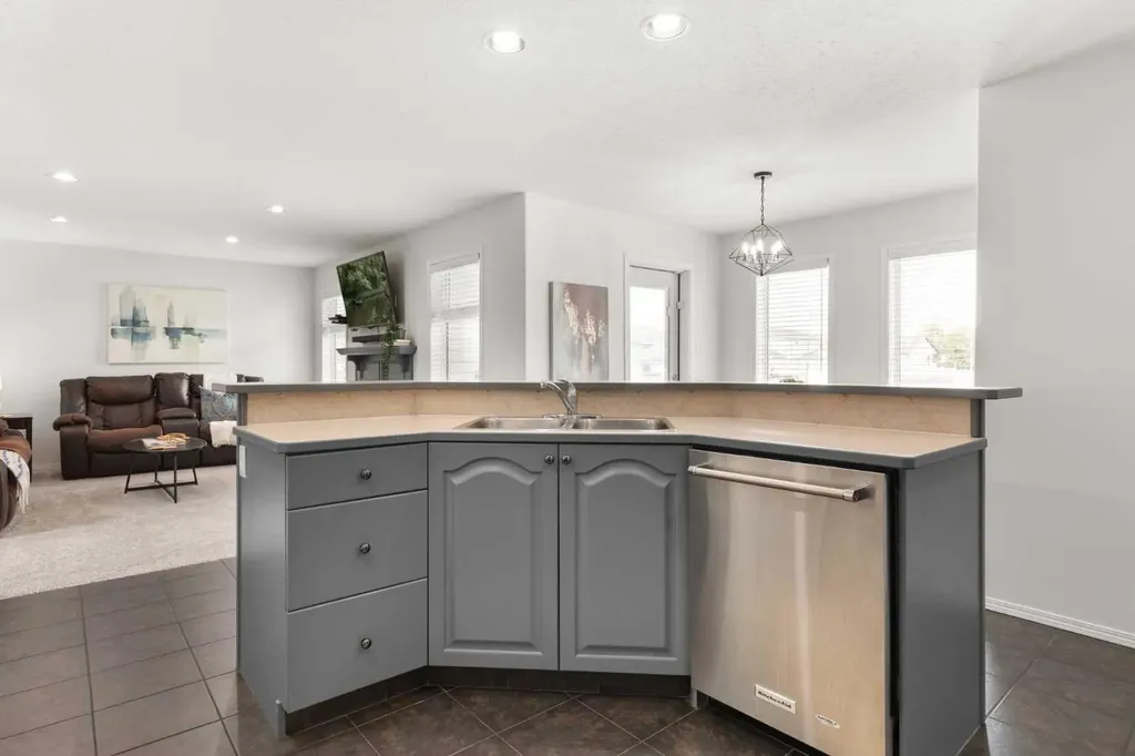 2395 Hawthorne Avenue NE Medicine Hat AB T1C1W6