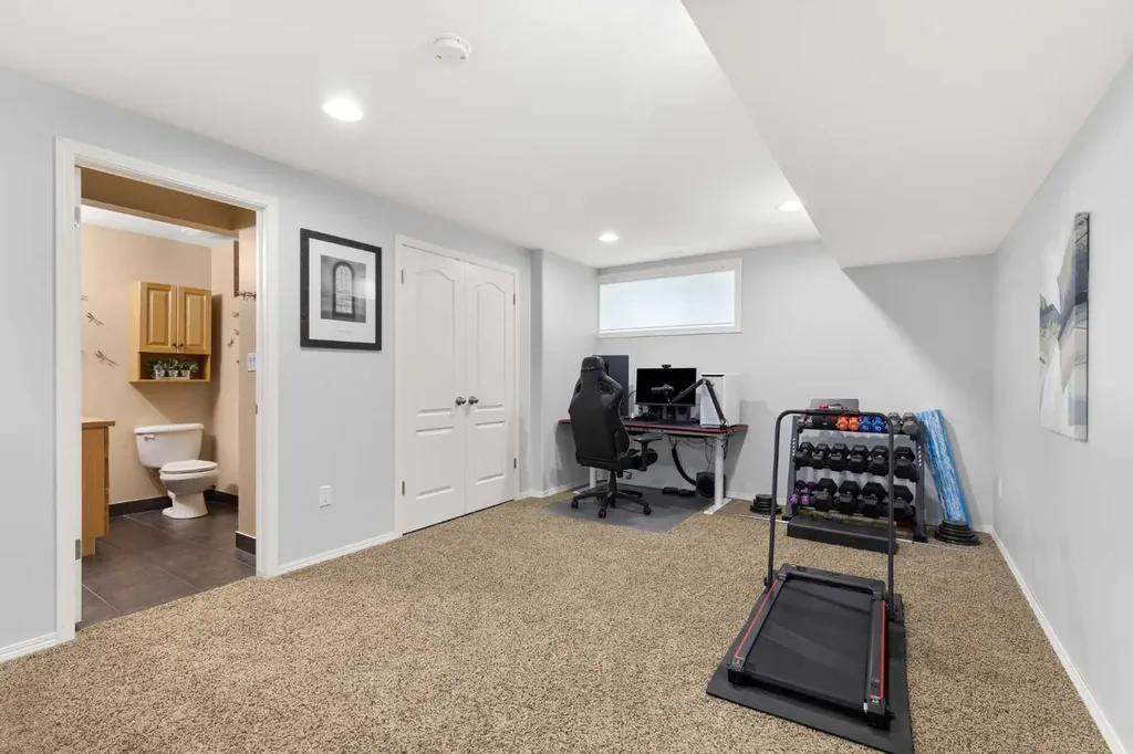 2395 Hawthorne Avenue NE Medicine Hat AB T1C1W6