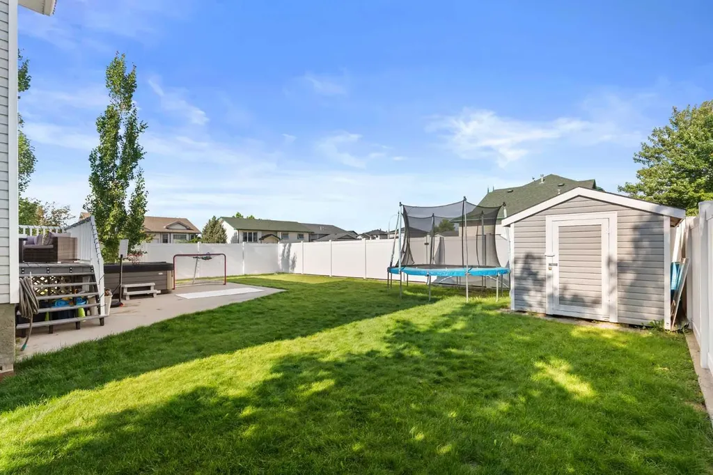 2395 Hawthorne Avenue NE Medicine Hat AB T1C1W6
