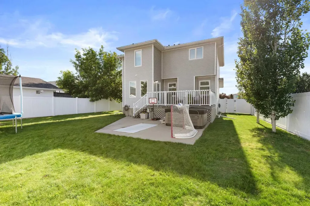 2395 Hawthorne Avenue NE Medicine Hat AB T1C1W6