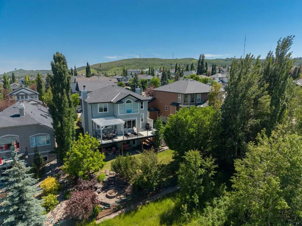124 Valley Creek Crescent NW Calgary AB T3B 5V3