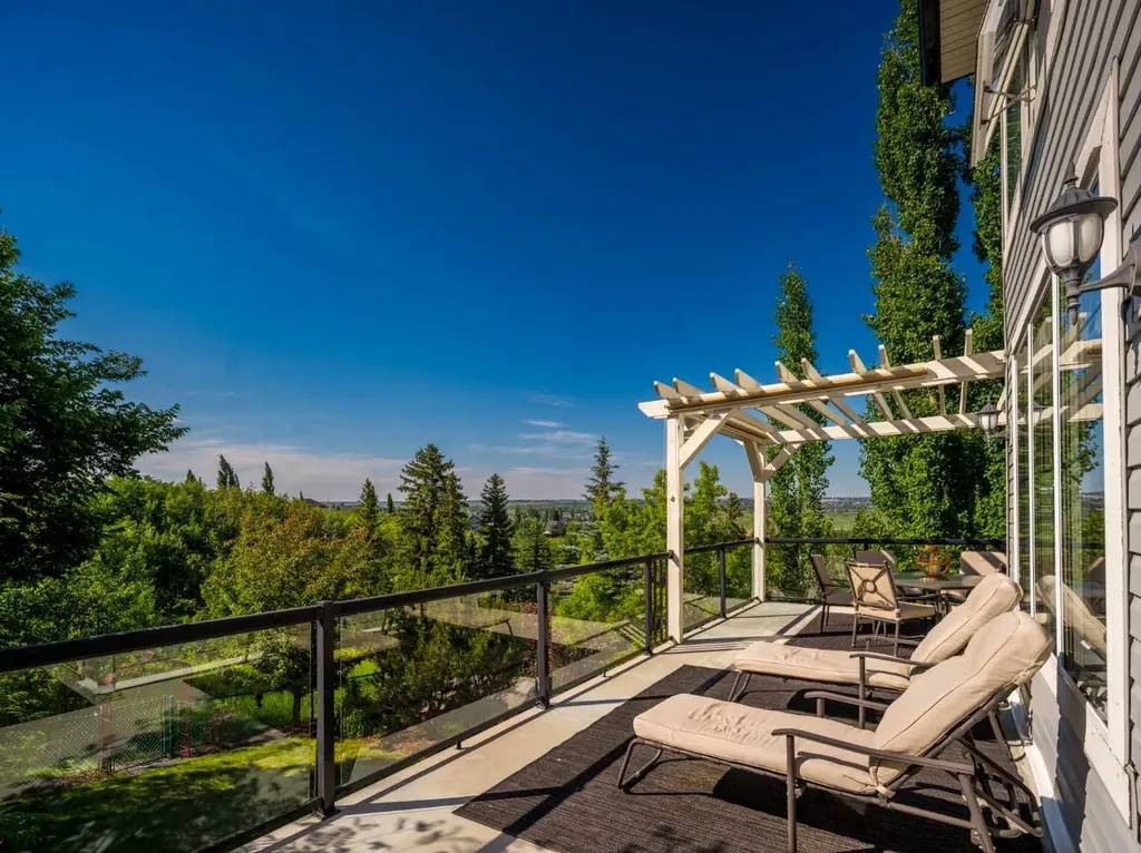 124 Valley Creek Crescent NW Calgary AB T3B 5V3