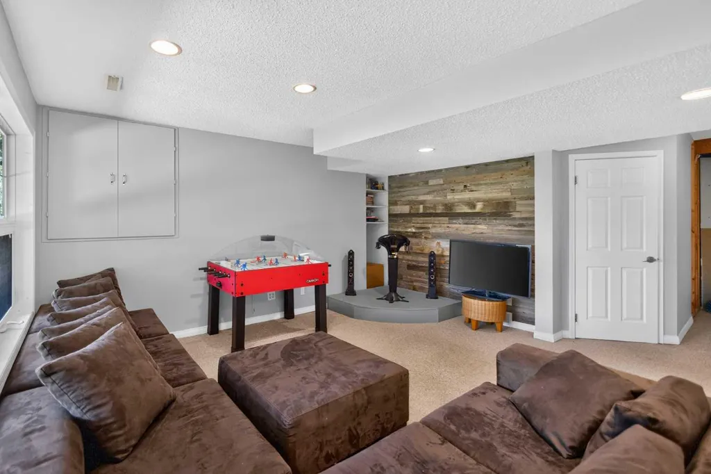 124 Valley Creek Crescent NW Calgary AB T3B 5V3