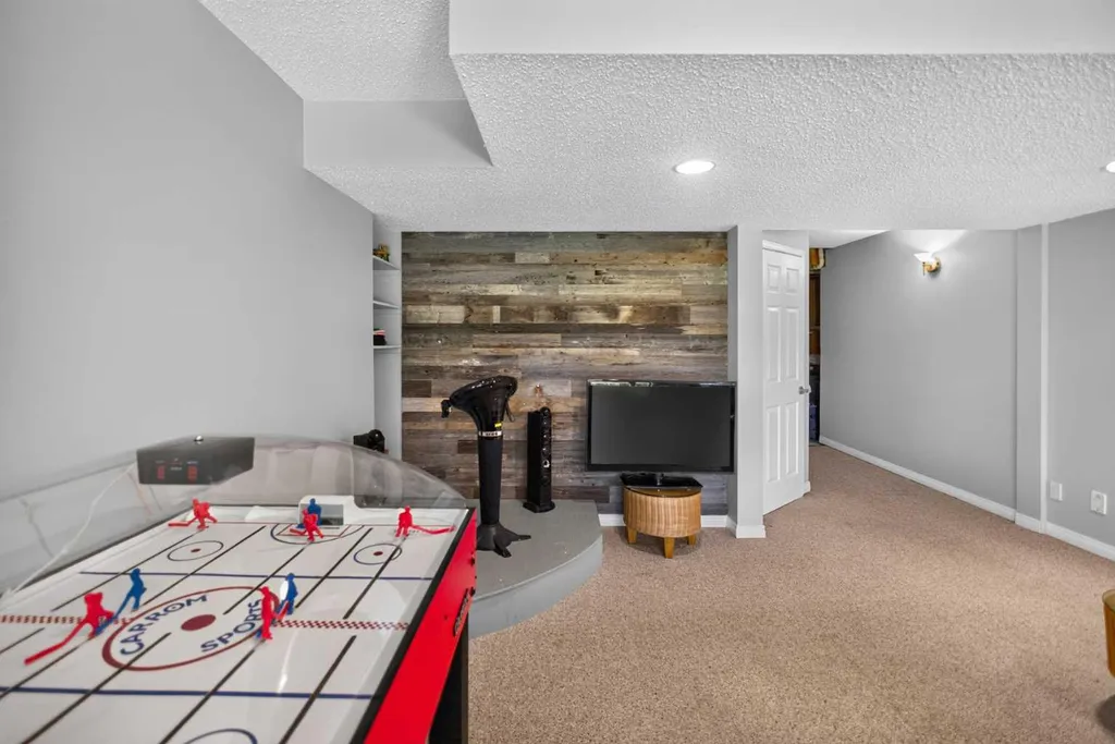 124 Valley Creek Crescent NW Calgary AB T3B 5V3