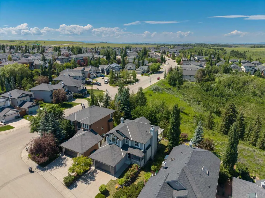 124 Valley Creek Crescent NW Calgary AB T3B 5V3