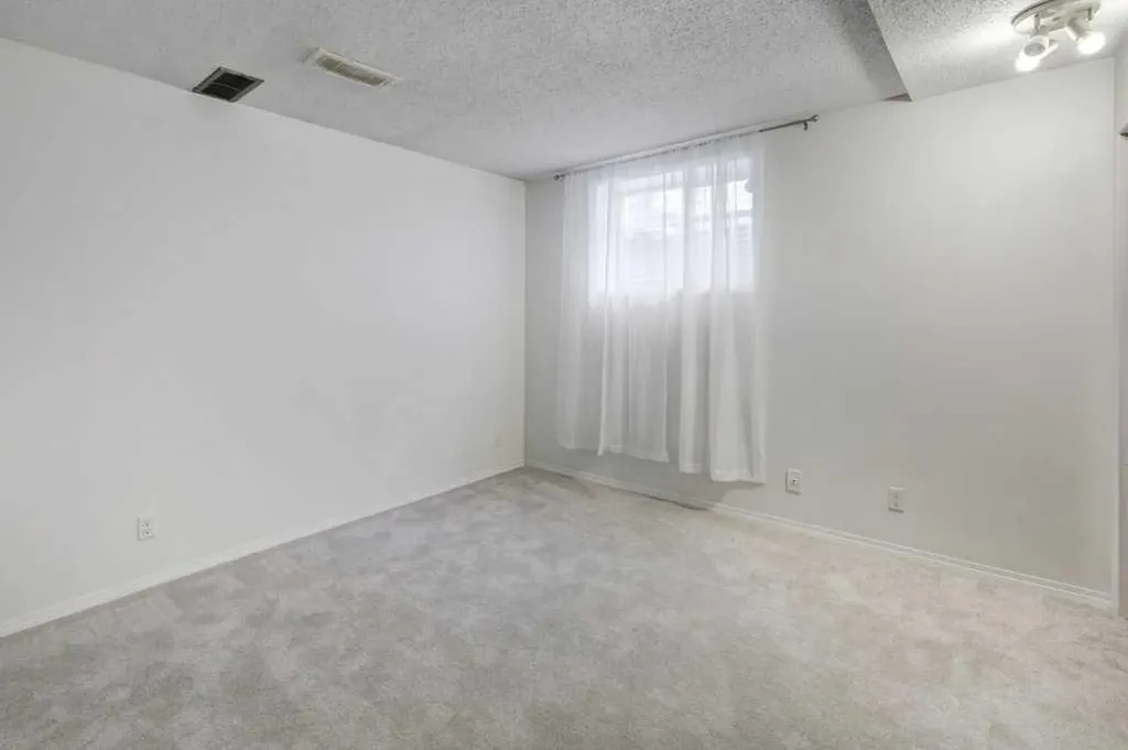 376 Whitlock Way NE Calgary AB T1Y 5C7