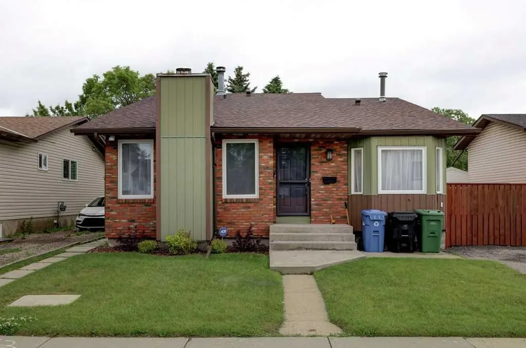 376 Whitlock Way NE Calgary AB T1Y 5C7