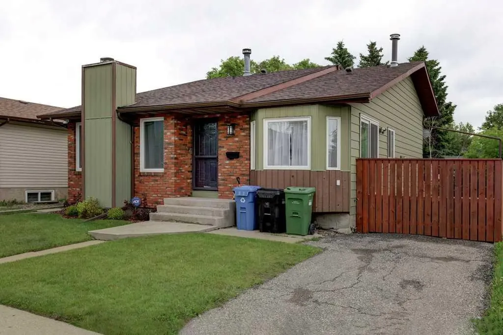 376 Whitlock Way NE Calgary AB T1Y 5C7