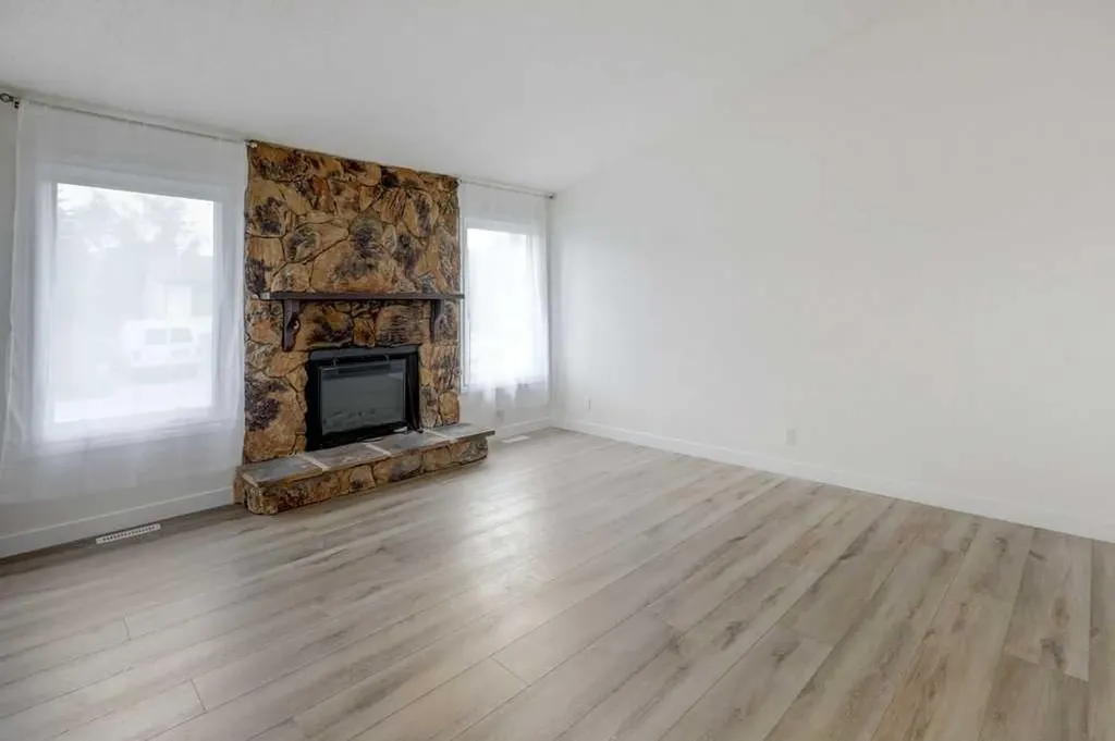376 Whitlock Way NE Calgary AB T1Y 5C7