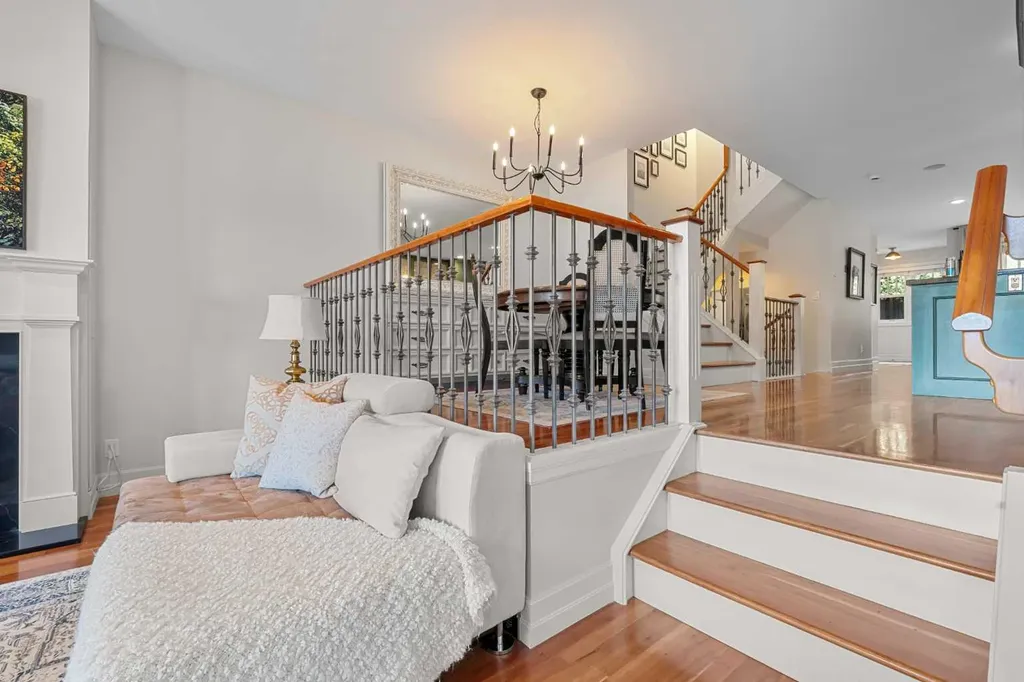 2323 19 Street SW Calgary AB T2T 4X1
