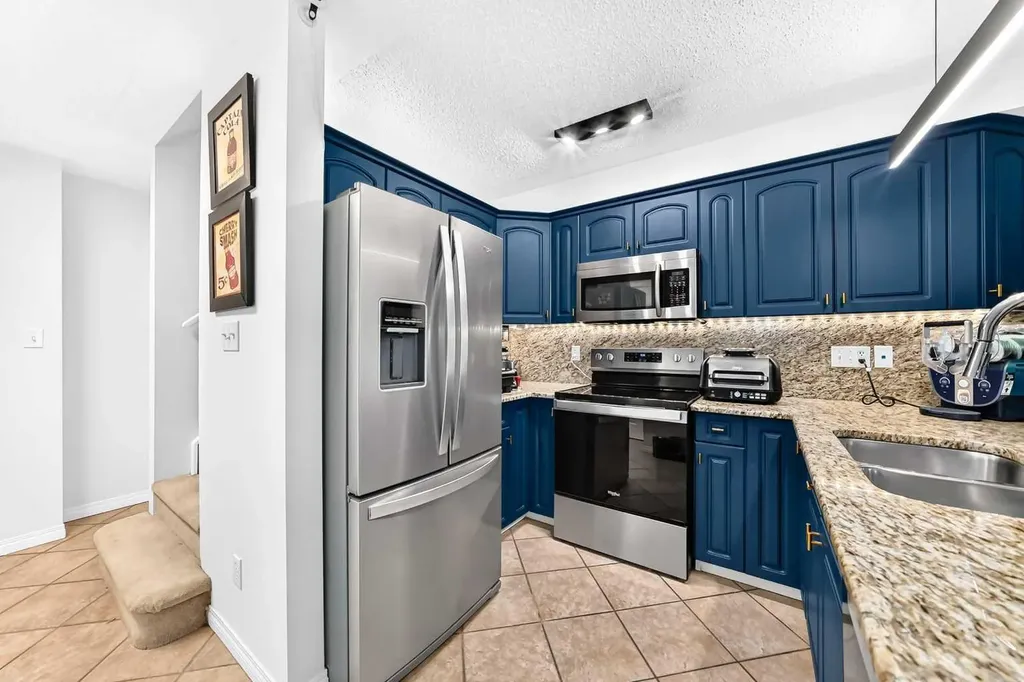 2422 Erlton Street SW Calgary AB T2S 3B6