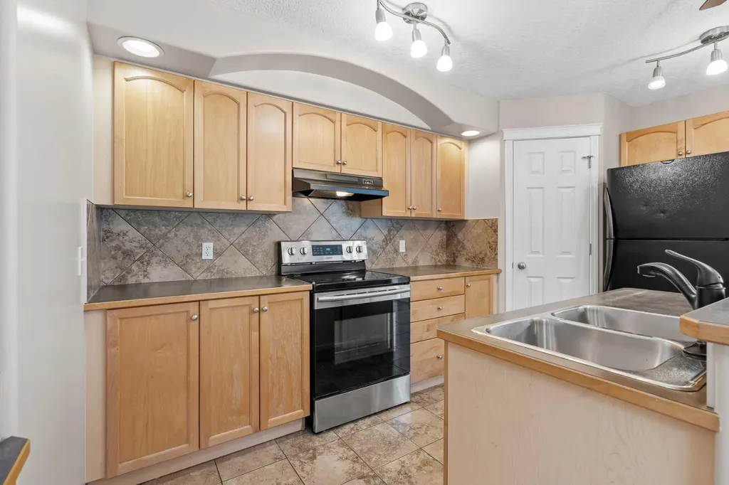 28 Saddlebrook Gardens NE Calgary AB T3J 5M6