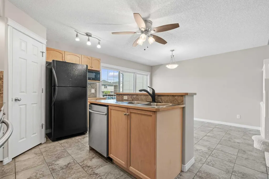28 Saddlebrook Gardens NE Calgary AB T3J 5M6
