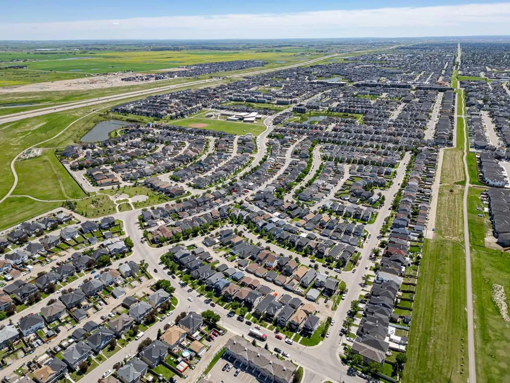28 Saddlebrook Gardens NE Calgary AB T3J 5M6