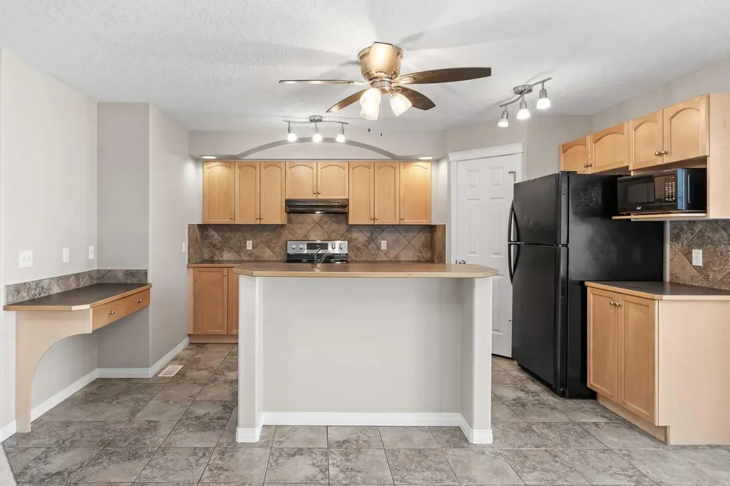28 Saddlebrook Gardens NE Calgary AB T3J 5M6