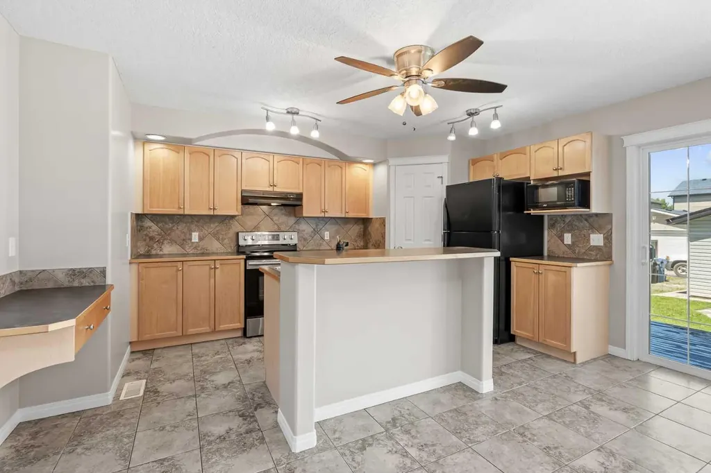 28 Saddlebrook Gardens NE Calgary AB T3J 5M6