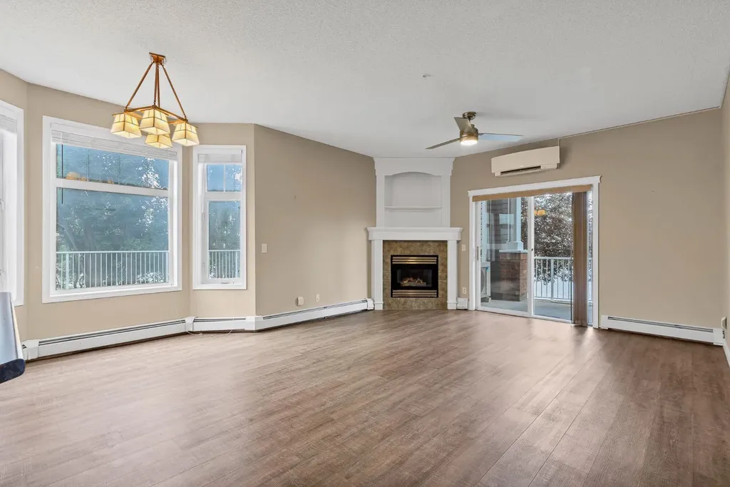8 Country Village Bay NE Calgary AB T3K 5J7