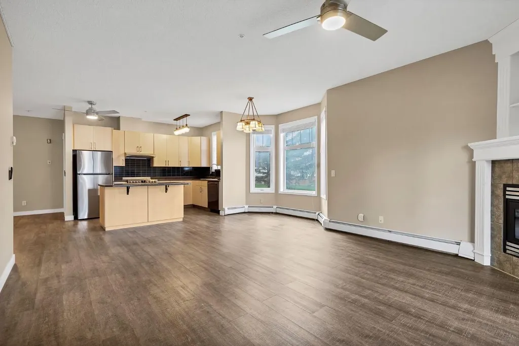 8 Country Village Bay NE Calgary AB T3K 5J7