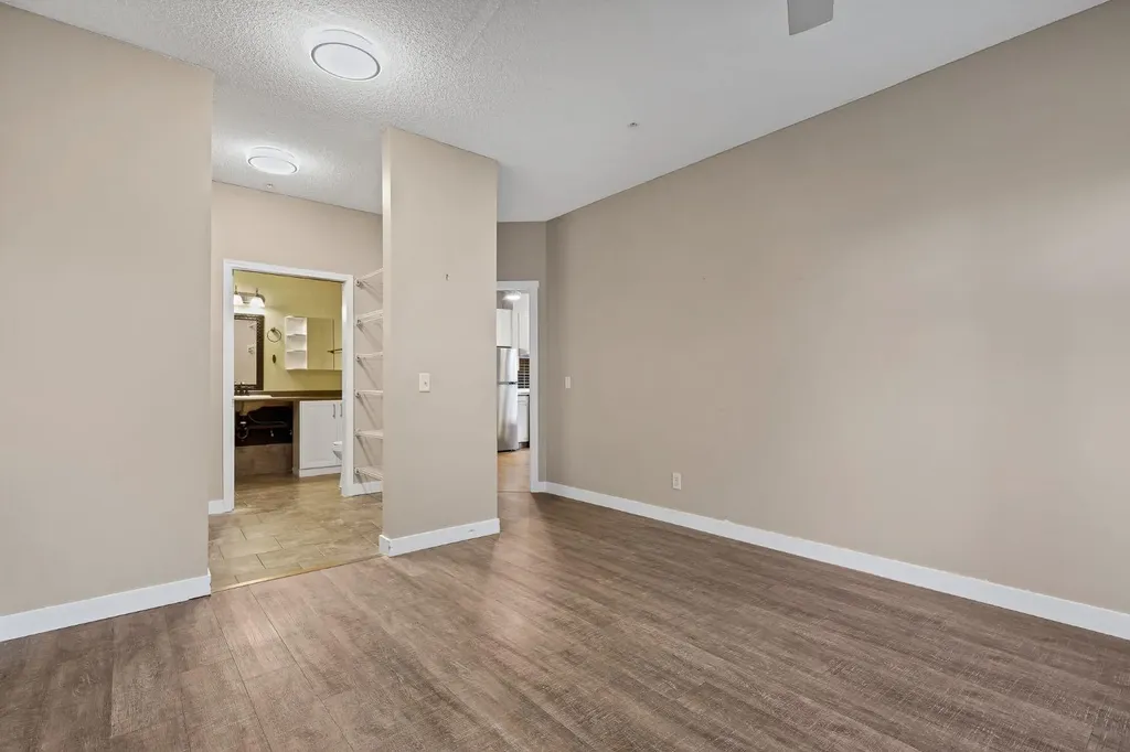 8 Country Village Bay NE Calgary AB T3K 5J7