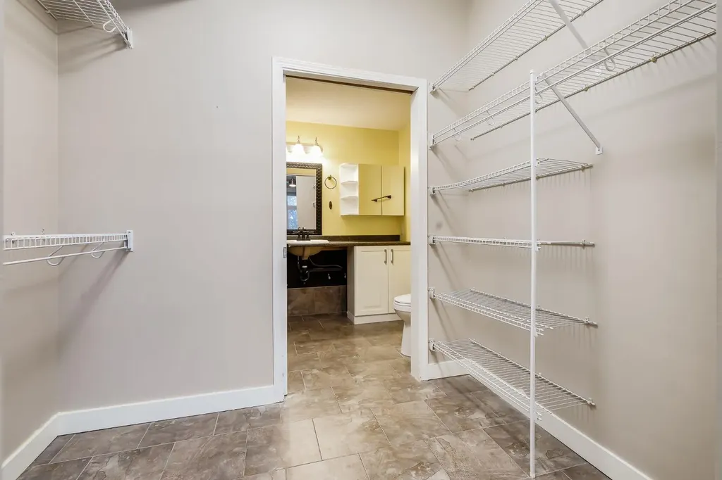 8 Country Village Bay NE Calgary AB T3K 5J7