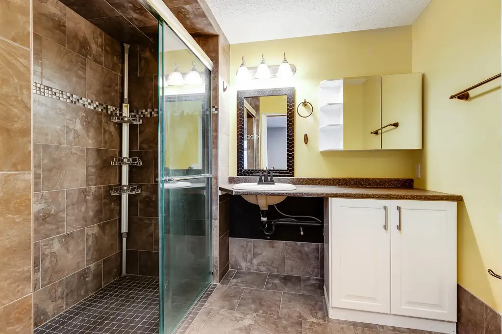 8 Country Village Bay NE Calgary AB T3K 5J7
