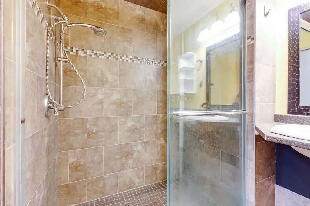 8 Country Village Bay NE Calgary AB T3K 5J7
