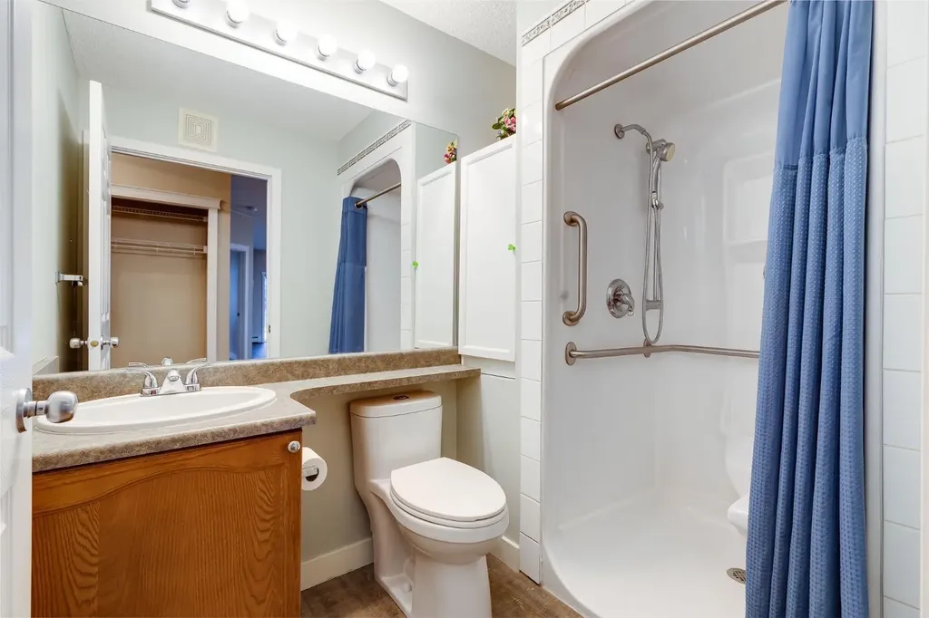8 Country Village Bay NE Calgary AB T3K 5J7