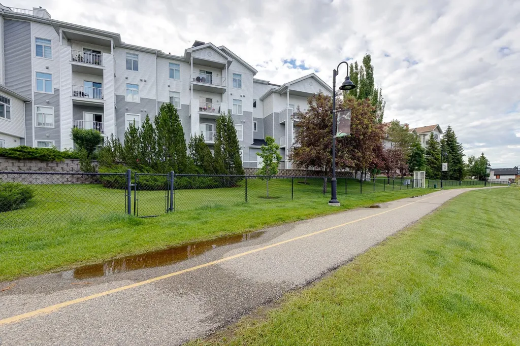 8 Country Village Bay NE Calgary AB T3K 5J7