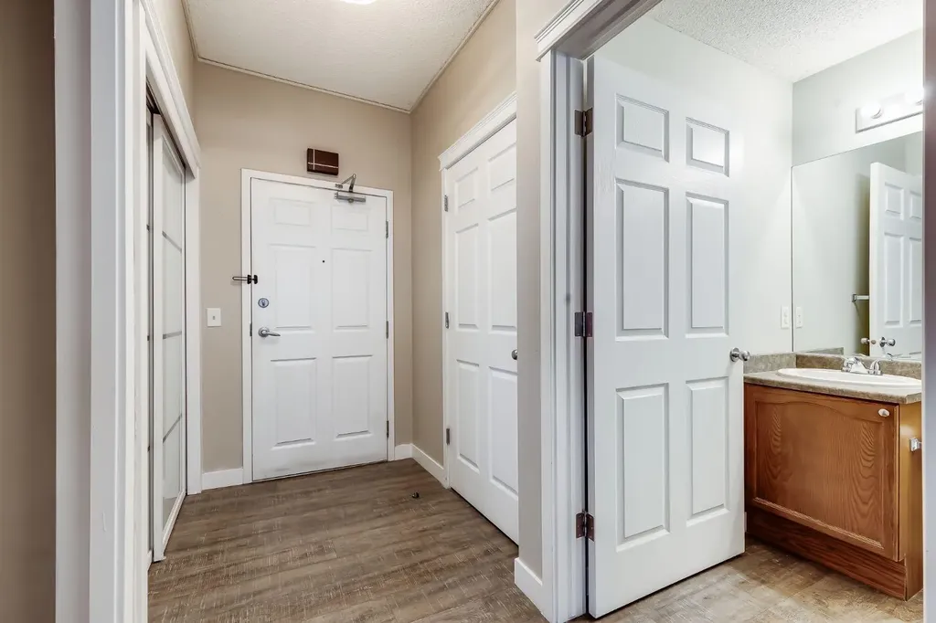 8 Country Village Bay NE Calgary AB T3K 5J7