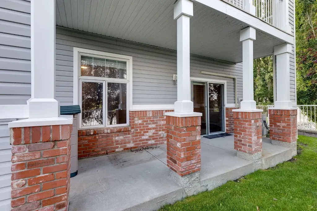 8 Country Village Bay NE Calgary AB T3K 5J7