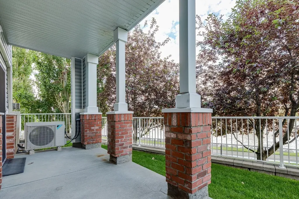 8 Country Village Bay NE Calgary AB T3K 5J7