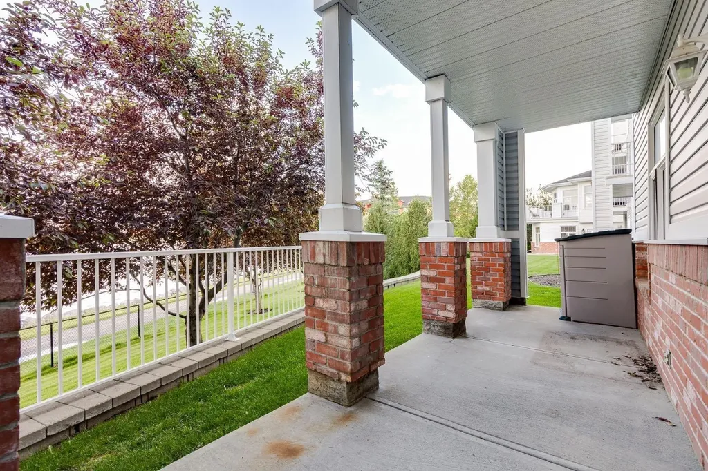 8 Country Village Bay NE Calgary AB T3K 5J7