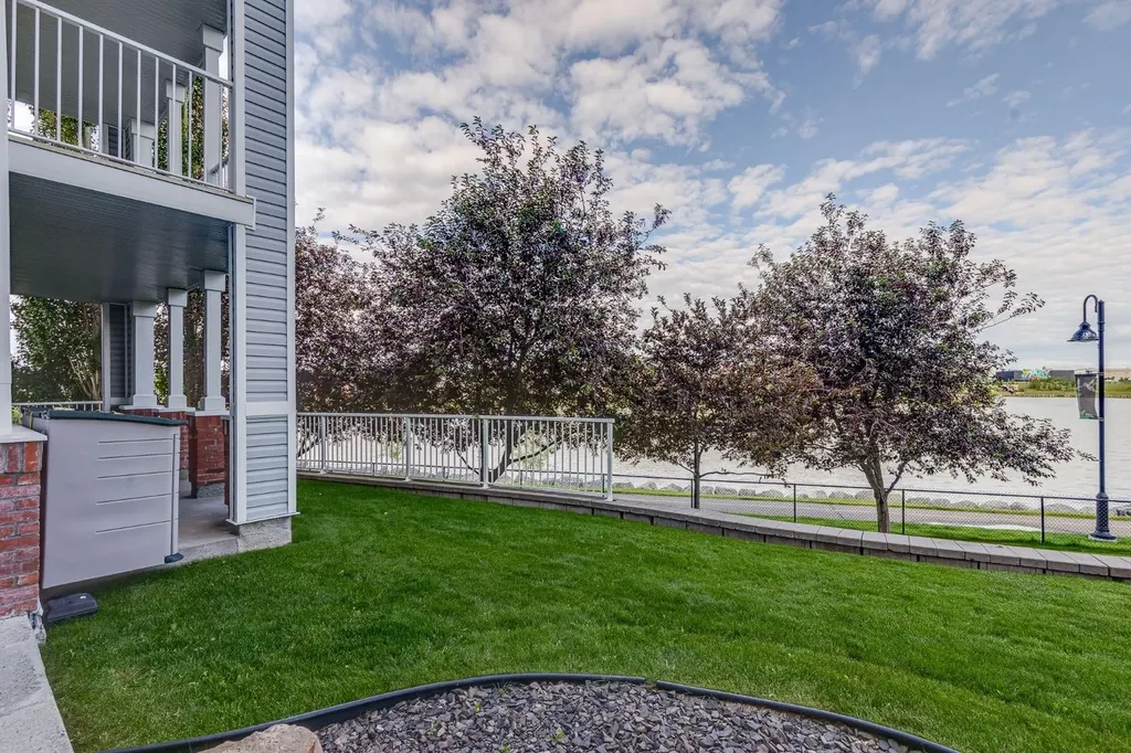 8 Country Village Bay NE Calgary AB T3K 5J7