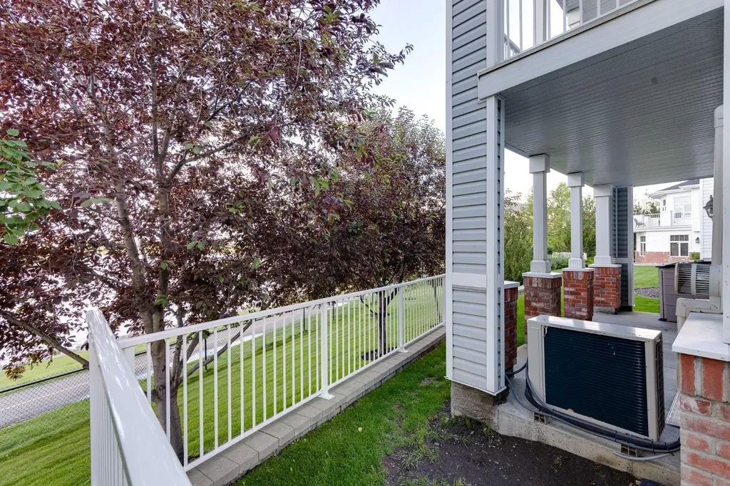8 Country Village Bay NE Calgary AB T3K 5J7