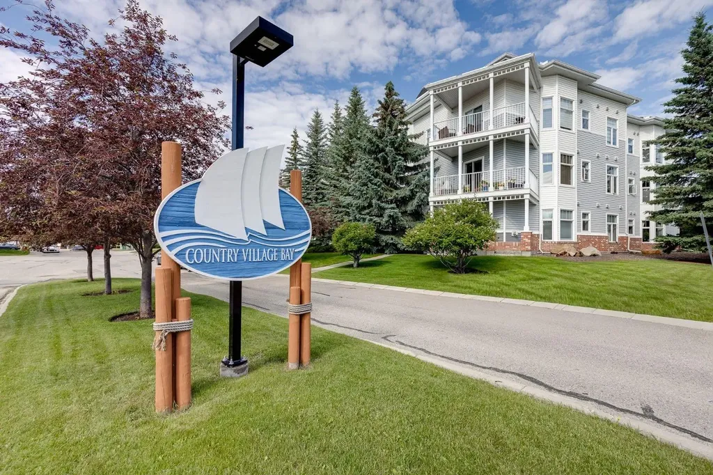 8 Country Village Bay NE Calgary AB T3K 5J7
