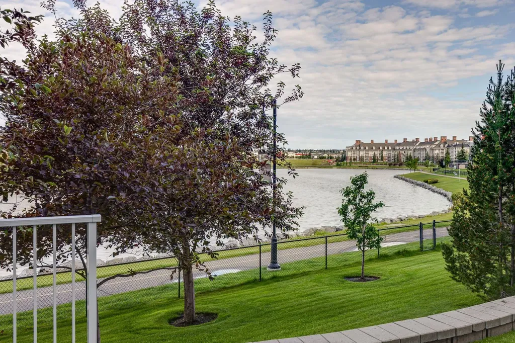 8 Country Village Bay NE Calgary AB T3K 5J7