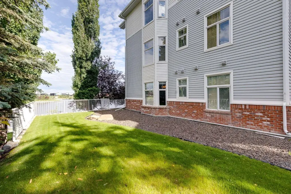 8 Country Village Bay NE Calgary AB T3K 5J7