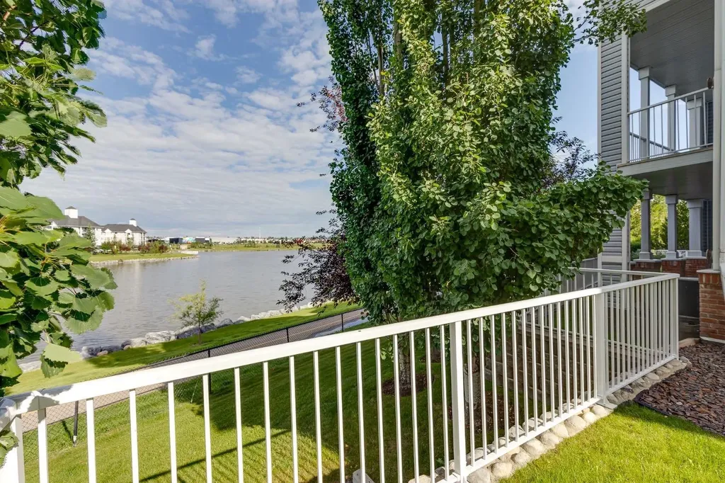 8 Country Village Bay NE Calgary AB T3K 5J7