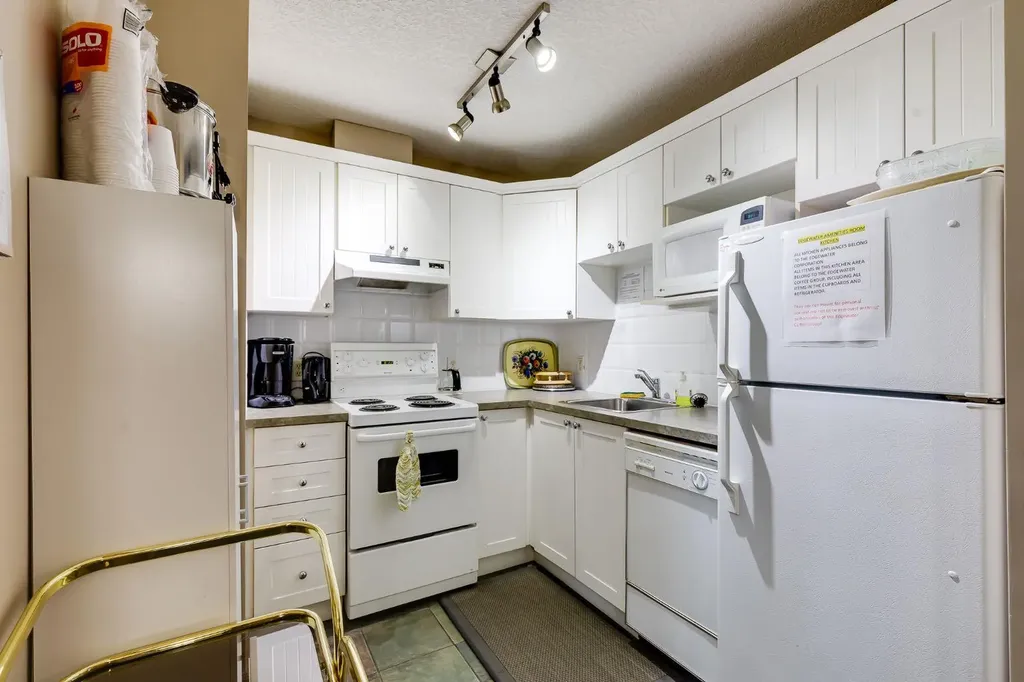 8 Country Village Bay NE Calgary AB T3K 5J7