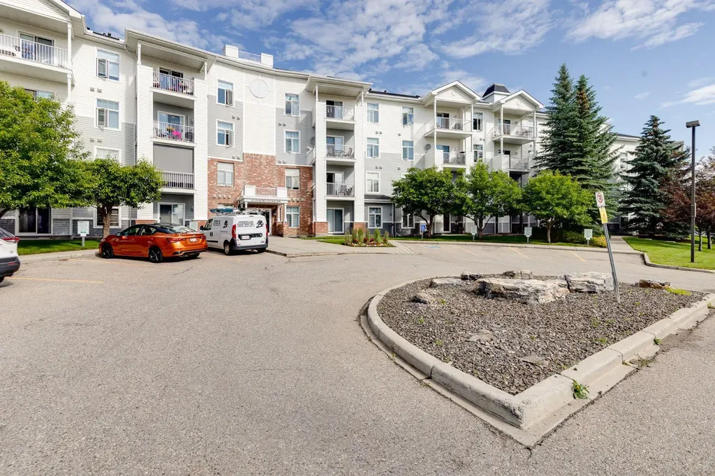 8 Country Village Bay NE Calgary AB T3K 5J7