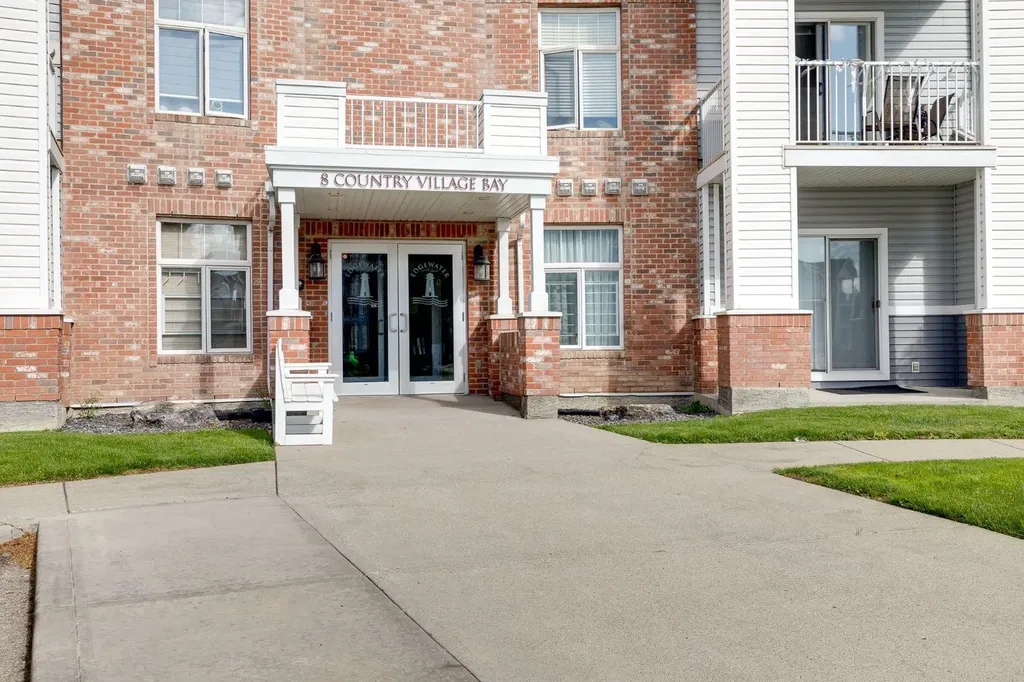 8 Country Village Bay NE Calgary AB T3K 5J7